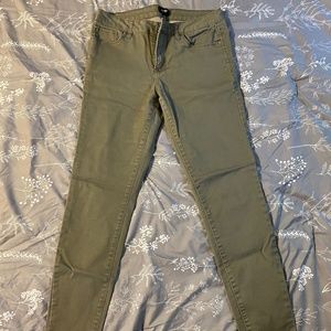 Kensie Women's Midrise Skinny Olive Jeans. Size 10/30